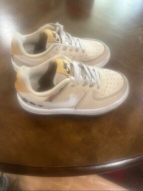 Nike Kids Beige and White Low-Top Sneakers with Yellow Heel
